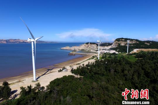 沿海灘而建的風力發(fā)電機?！⊥鯑|明 攝