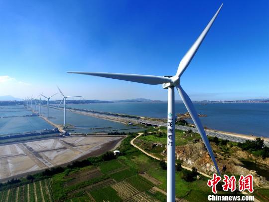正在運行中的風力發(fā)電機?！⊥鯑|明 攝