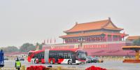 以實干獻(xiàn)禮十九大 銀隆新能源18米純電動BRT在京上線運營