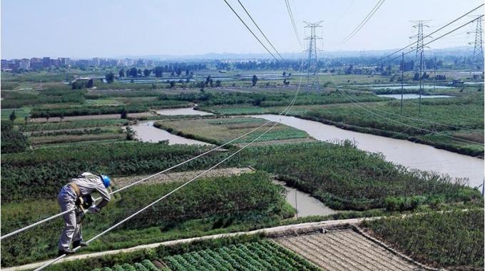 高空作業(yè)線路體檢 確?？煽抗╇? /></a>
				<span>高空作業(yè)線路體檢 確保可靠供電</span>
			</li>
			<li>
				<a href=