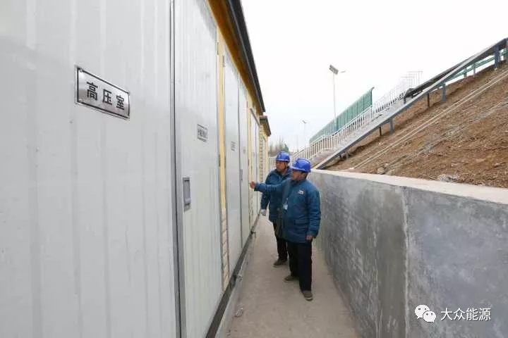 漲知識！高速公路上汽車怎么邊跑邊？