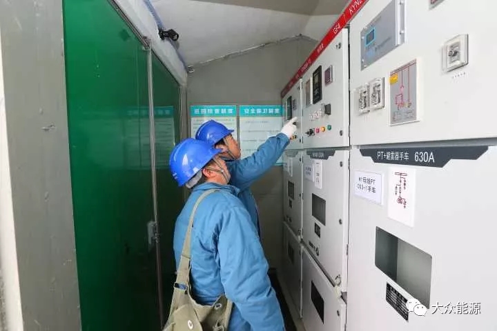 漲知識！高速公路上汽車怎么邊跑邊？