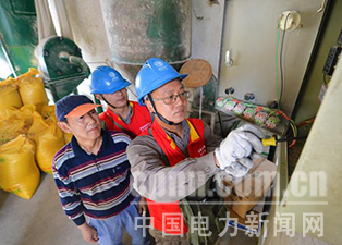 中國電力新聞網訊 通訊員 毛強 報道 近日，湖北武漢漢南區(qū)供電公司員工主動放棄假期休息時間，來到農村養(yǎng)殖戶家中，為其檢修飼料加工設備，服務農村群眾增收致富。