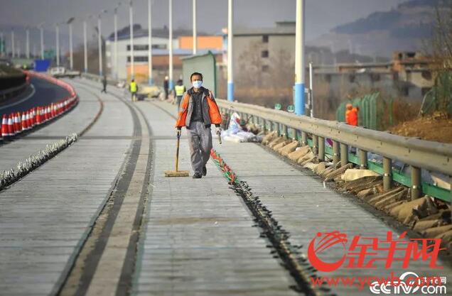 可移動(dòng)充電可無人駕駛 “超級(jí)公路”離我們有多遠(yuǎn)？