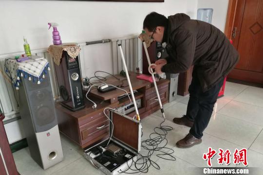國(guó)家電網(wǎng)技術(shù)人員在在河北省淶水縣南郭下村的分布式光伏扶貧電站研發(fā)5G技術(shù)傳輸?！≮w明 攝