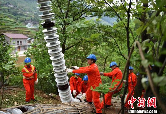 圖為電力工人首次在特高壓復(fù)奉線重慶段開展整串絕緣子串更換工作?！≈芤?攝