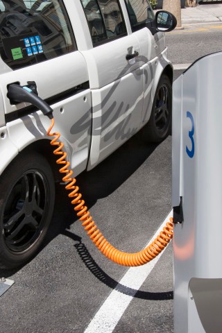 無線充電革命正悄悄萌芽 充電樁能否保其身？
