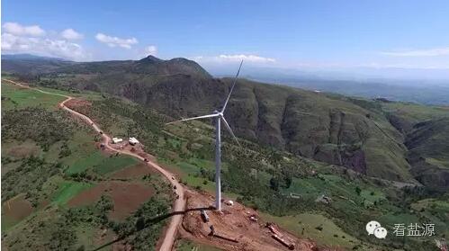 華電在川首臺風(fēng)力發(fā)電機吊裝成功