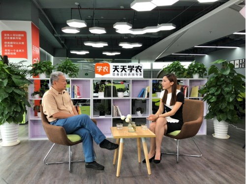 響應(yīng)總理號召，天天學(xué)農(nóng)用手機“新農(nóng)具”助力鄉(xiāng)村振興