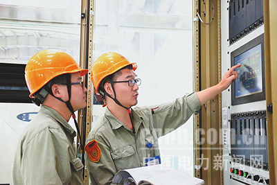近日，國(guó)電哈密煤電開發(fā)有限公司在2號(hào)機(jī)組檢修期間，開展了“C修微課堂”崗位練兵活動(dòng)，助力青工成長(zhǎng)成才，掀起了“學(xué)技術(shù)、提素質(zhì)”的熱潮。圖為該公司電氣二次班勵(lì)磁專工在講解勵(lì)磁小電流試驗(yàn)原理。
