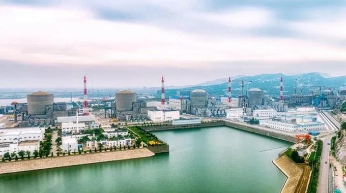 田灣4號機組自8月25日正式開始反應堆首次裝料，全體人員始終堅持“安全第一、質量第一”，嚴格遵守技術規(guī)格書和試驗程序要求，監(jiān)護操作，獨立驗證，采用在田灣4號機組主控室、換料機控制室和反應堆大廳進行連續(xù)監(jiān)控的方式，先后進行了9個批次燃料吊籃的裝載與轉運，安全地將163組燃料組件和103束控制棒裝入堆芯指定位置。