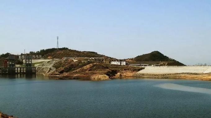 湖北白蓮河抽水蓄能電站（建成）  湖北白蓮河抽水蓄能電站位于黃岡市羅田縣，它擔(dān)負(fù)著調(diào)峰、填谷、調(diào)頻、調(diào)相和事故備用等任務(wù)，對(duì)湖北乃至華中電網(wǎng)安全、經(jīng)濟(jì)、穩(wěn)定有巨大作用。