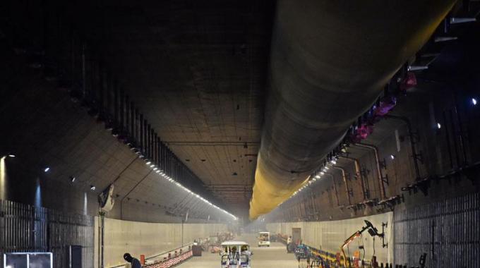  廣東電網(wǎng)公司承擔著對人工島及港珠澳大橋本體工程的供電任務(wù)，同時為粵港澳三地的綜合運輸體系和高速路網(wǎng)提供電力保證。早在港珠澳大橋于2009年12月15日正式動工以來，廣東電網(wǎng)公司珠海供電局便成立了港珠澳大橋供電專項服務(wù)小組，9年間一直跟隨建設(shè)進度及時滿足各項用電需求。